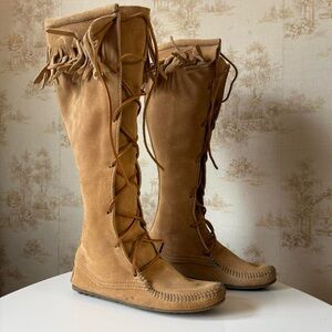 Minnetonka boho tan brown suede lace up knee high moccasin fringe boots 7.5